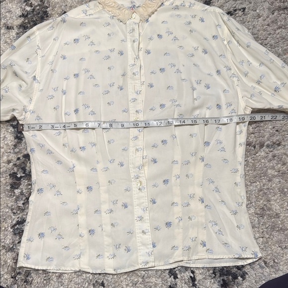 Boutique/Vintage Cream Buttoned Blouse with Mandarin Collar - Picture 5 of 12